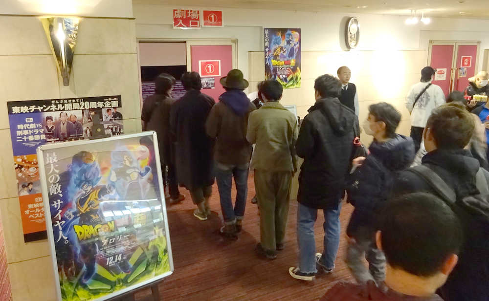 上映中の渋谷ＴＯＥＩに詰めかける大勢の観客