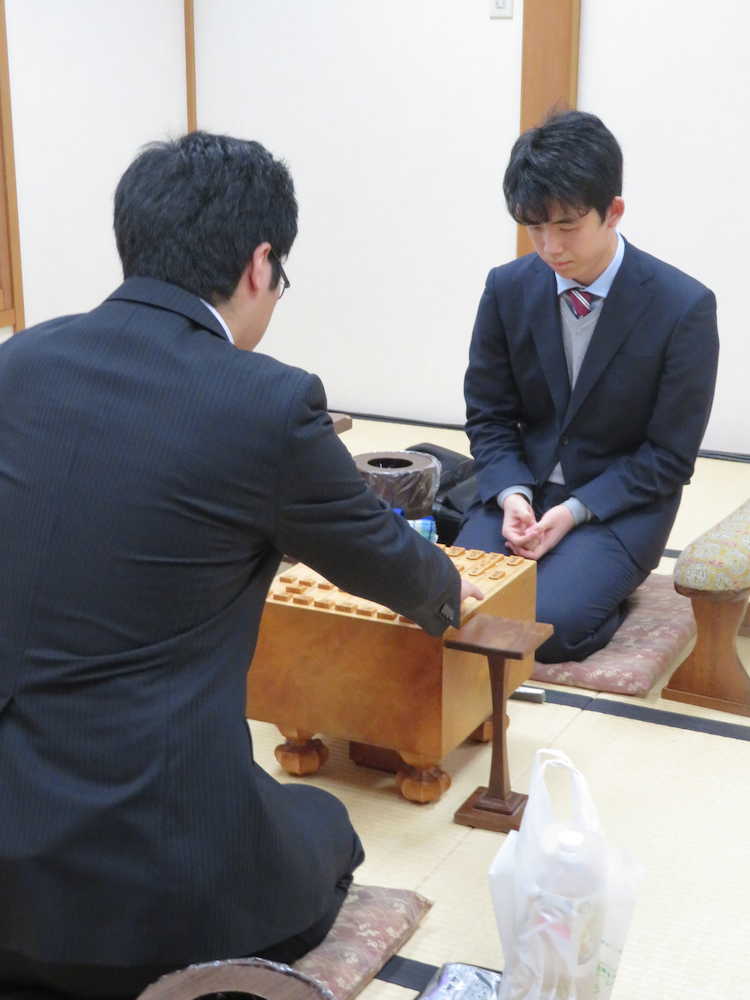 【画像・写真】藤井聡太七段　棋聖戦初の本戦入りに王手　クリスマス意識のチキン昼食？と聞かれるも「たまたまです」