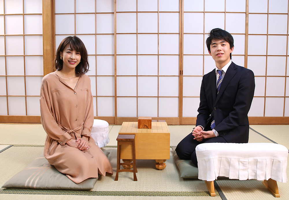 和やかな雰囲気の対局室で藤井聡太七段と加藤綾子アナウンサーのインタビューが進んだ