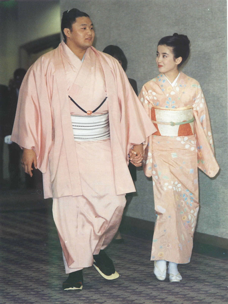 １９９２年１１月、婚約会見に登場した貴乃花と宮沢りえ