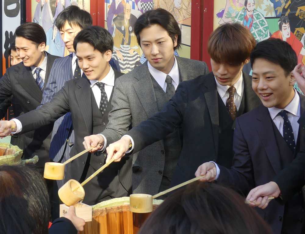 鏡開きを行い来場者に祝い酒を振る舞う、尾上松也（左から４人目）ら出演者たち