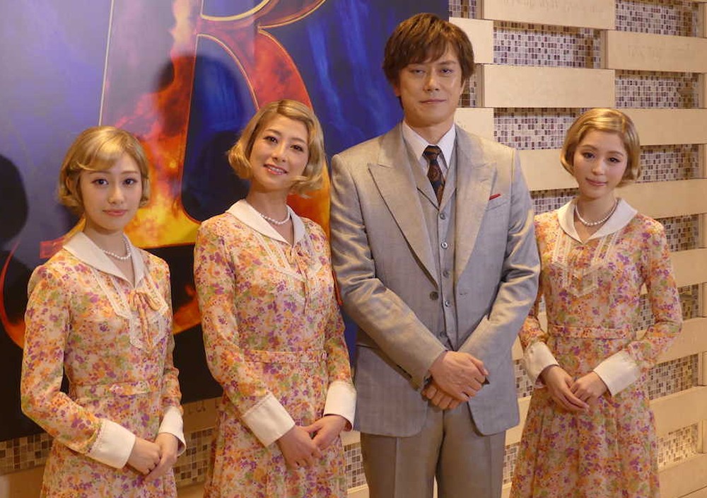 ミュージカル「レベッカ」の会見に出席した（左から）桜井玲香、大塚千弘、山口祐一郎、平野綾　
