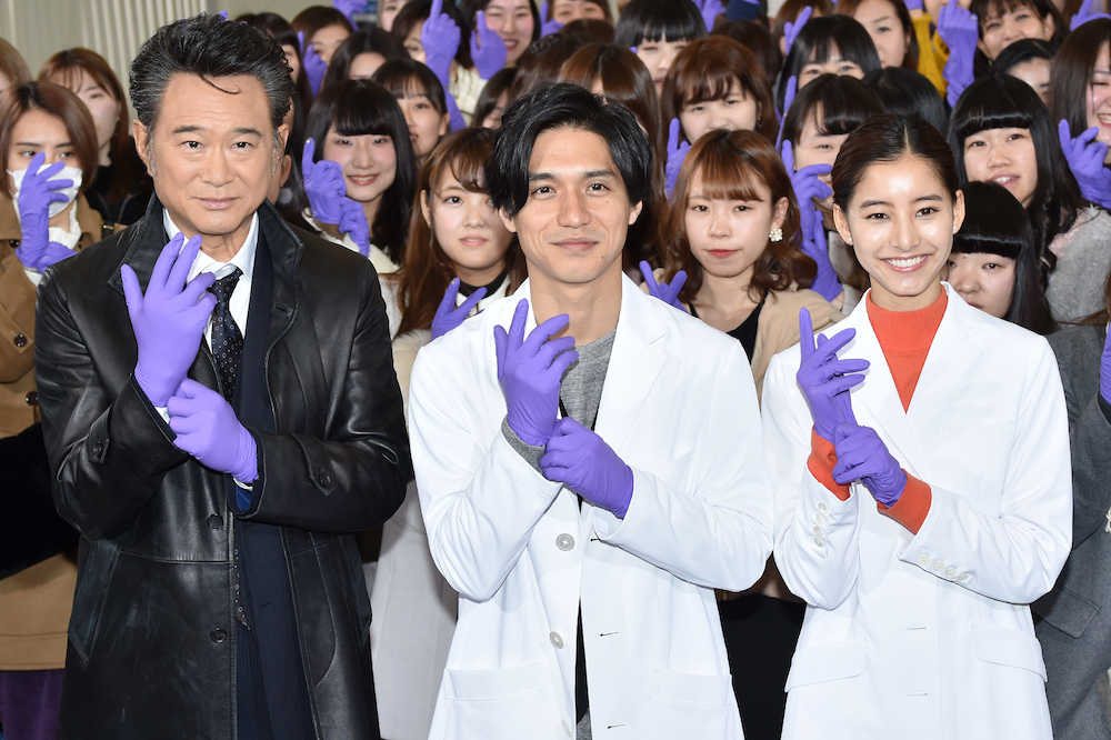 フジテレビ系ドラマ「トレース〜科捜研の男〜」制作発表に出席した（左から）船越英一郎、錦戸亮、新木優子