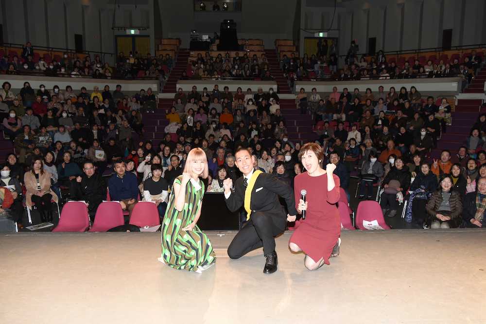 青森県八戸市の「いだてん」初回放送トークショーに参加した中村勘九郎と橋本愛（手前左）（Ｃ）ＮＨＫ