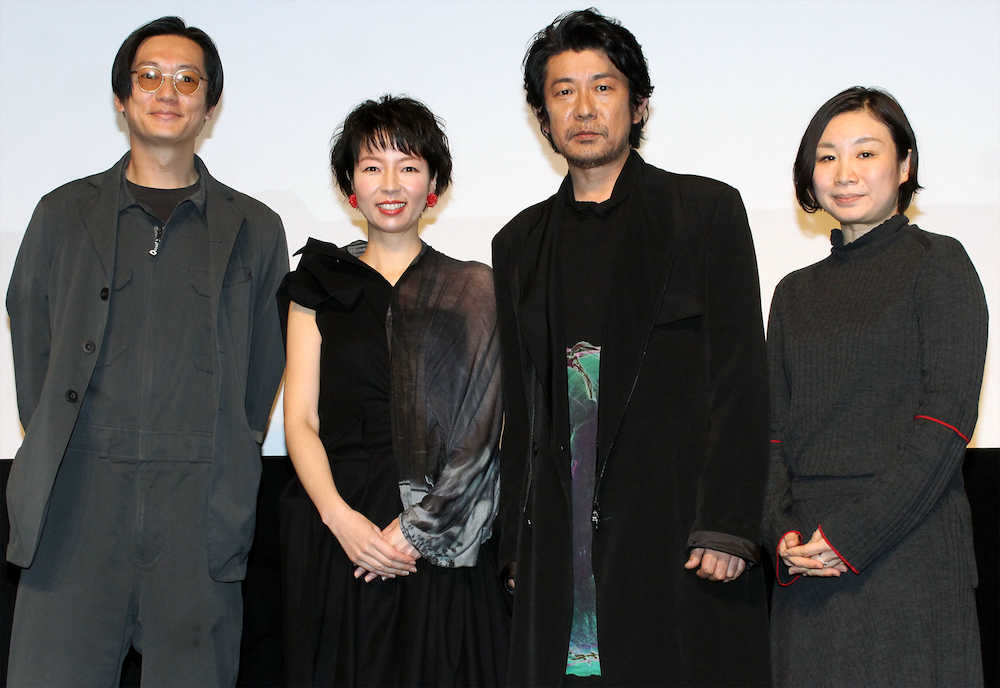 映画「赤い雪」の完成披露試写会に登壇した（左から）井浦新、菜葉菜、永瀬正敏、甲斐さやか監督