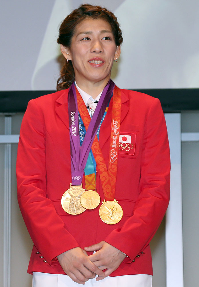 【画像・写真】１６年に行われた五輪壮行会で３個の金メダルを披露する吉田沙保里