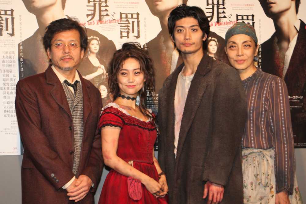 舞台「罪と罰」の初日前会見に出席した（左から）勝村政信、大島優子、三浦春馬、麻実れい