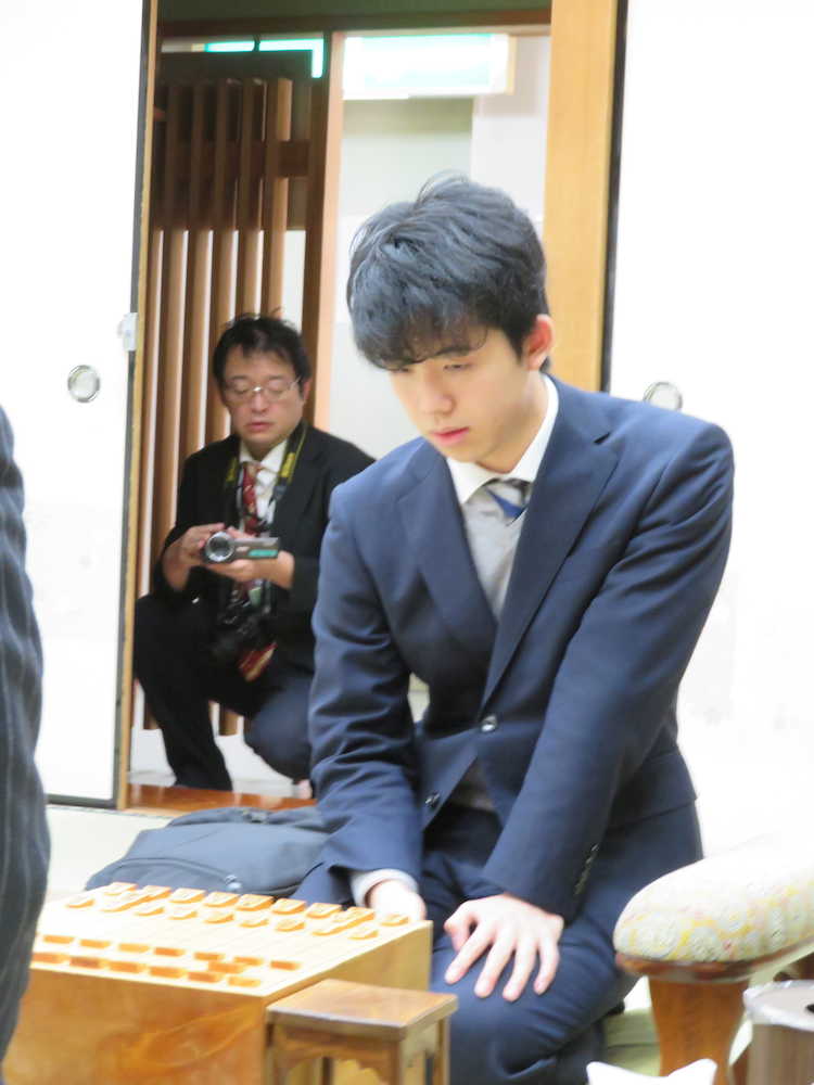大阪市内の関西将棋会館で、２０１９年初戦となる順位戦Ｃ級１組の８回戦で、富岡英作八段と対戦している藤井聡太七段