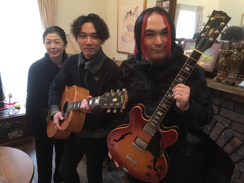 （右から）桑名正博さんの長男・美勇士、桑名さんと妻・栄子さんの息子・錬さん、栄子さん（Ｃ）テレビ東京