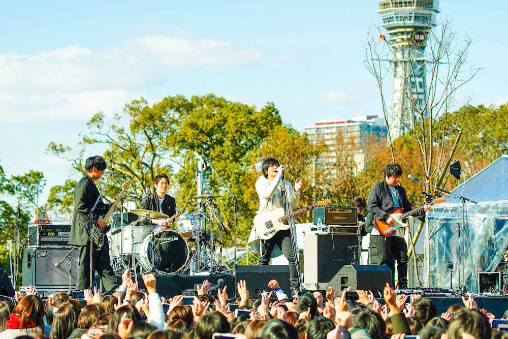 大阪・天王寺公園の芝生広場「てんしば」でのサプライズライブで活動再開を発表した「ｆｌｕｍｐｏｏｌ」。左から、尼川元気、小倉誠司、山村隆太、阪井一生