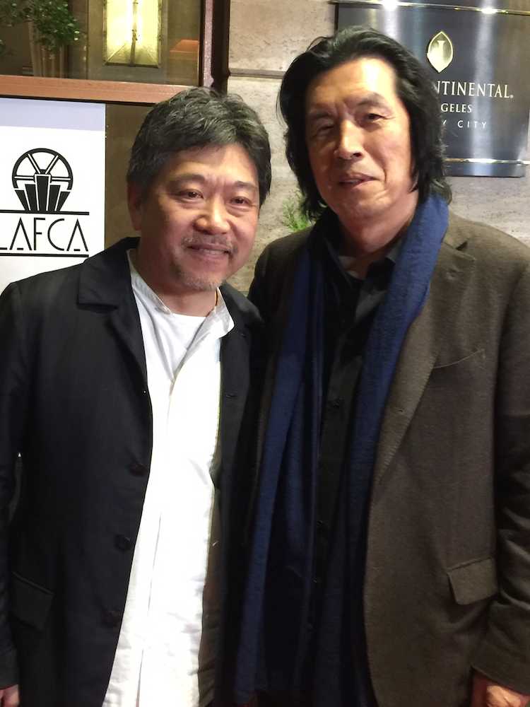 「ＬＡ映画批評家協会賞」で外国語映画賞を受賞した「万引き家族」の是枝裕和監督（左）と、「バーニング」のイ・チャンドン監督