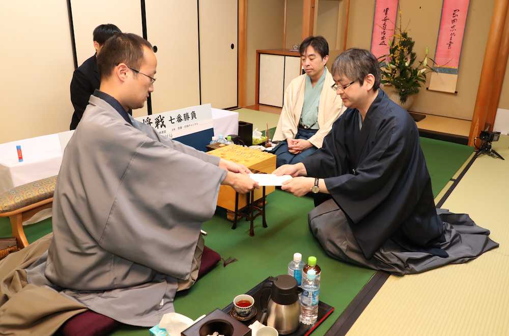 【画像・写真】王将戦第１局　先手の渡辺が４３手目を封じて１日目終了