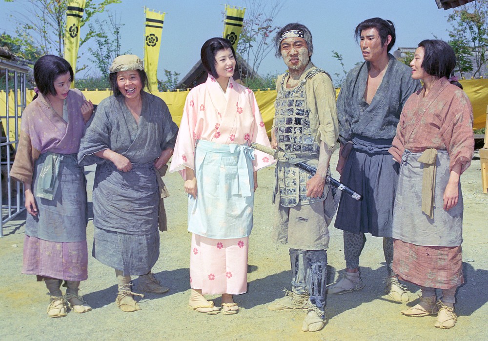 ９５年９月、ＮＨＫ大河ドラマ「秀吉」の出演者と写真に納まる市原悦子さん（左から２人目）。同４人目が竹中直人