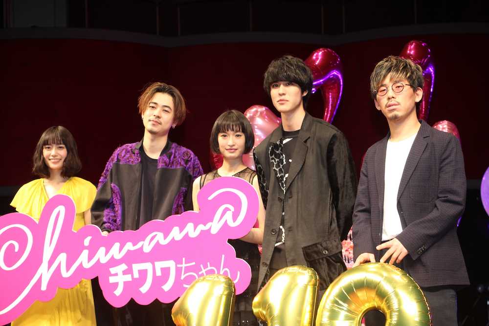 都内で映画「チワワちゃん」公開直前パーティーに出席した（左から）吉田志織、成田凌、門脇麦、寛一郎、二宮健監督