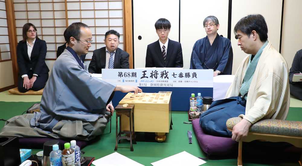 【画像・写真】渡辺棋王先勝　昨年11月から12連勝、８筋叩き合い制した