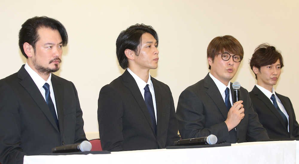 会見する純烈の（左から）小田井涼平、白川裕二郎、酒井一圭、後上翔太