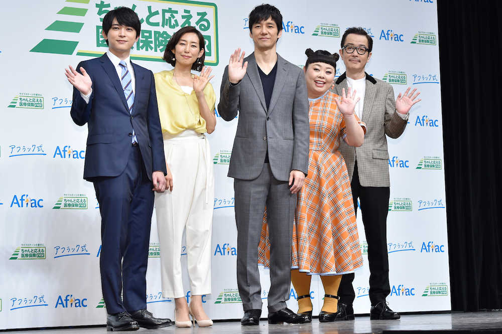 アフラック新商品発表会に出席した（左から）吉沢亮、木村多江、西島秀俊、渡辺直美、リリー・フランキー（撮影・風間　直人）