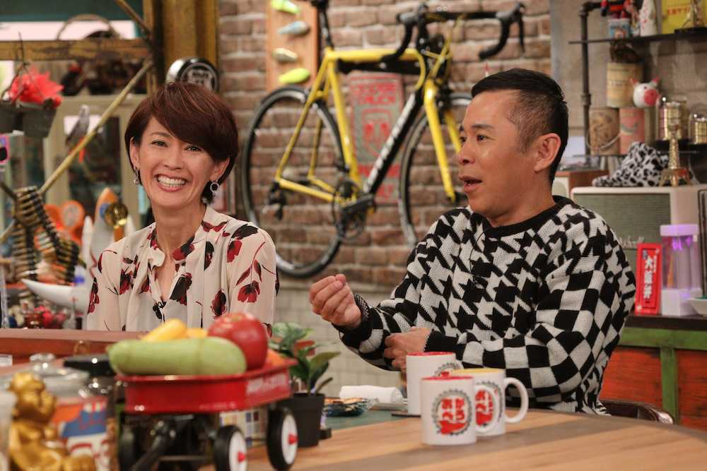 関西テレビ「おかべろ」に出演の有森裕子さん（左）と岡村隆史