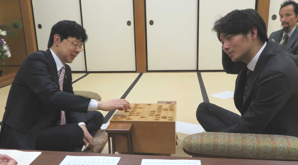 大阪市内の関西将棋会館で行われた王位戦予選のブロック別決勝で実現した初の師弟対決で都成竜馬五段（右）に勝った谷川浩司九段