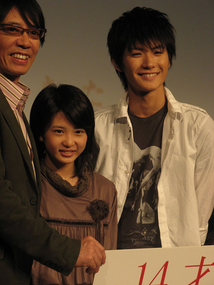 「１４才の母」会見。主演の志田未来（中央）と共演の三浦春馬。左は父親役の生瀬勝久