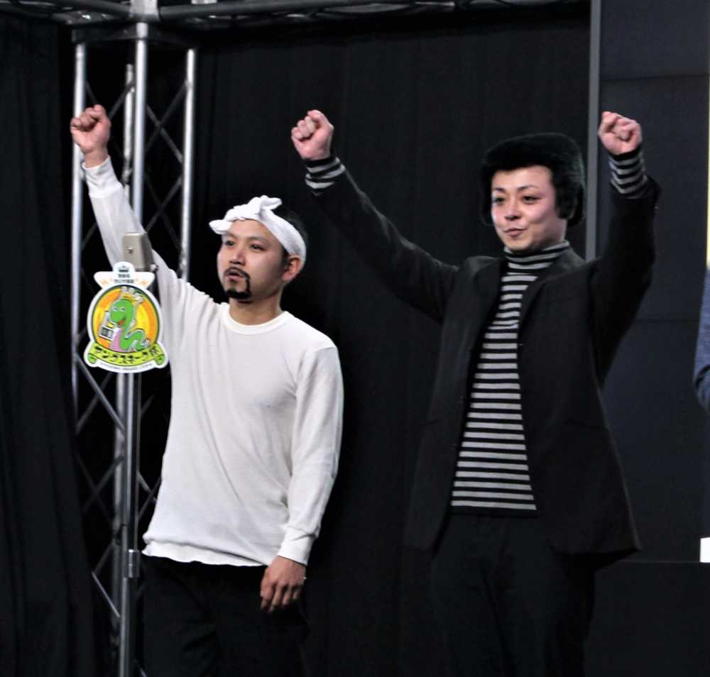 「第７回　ＭＢＳラジオ演芸　ヤングスネーク杯」で優勝した「デルマパンゲ」の迫田篤（左）と広木英介