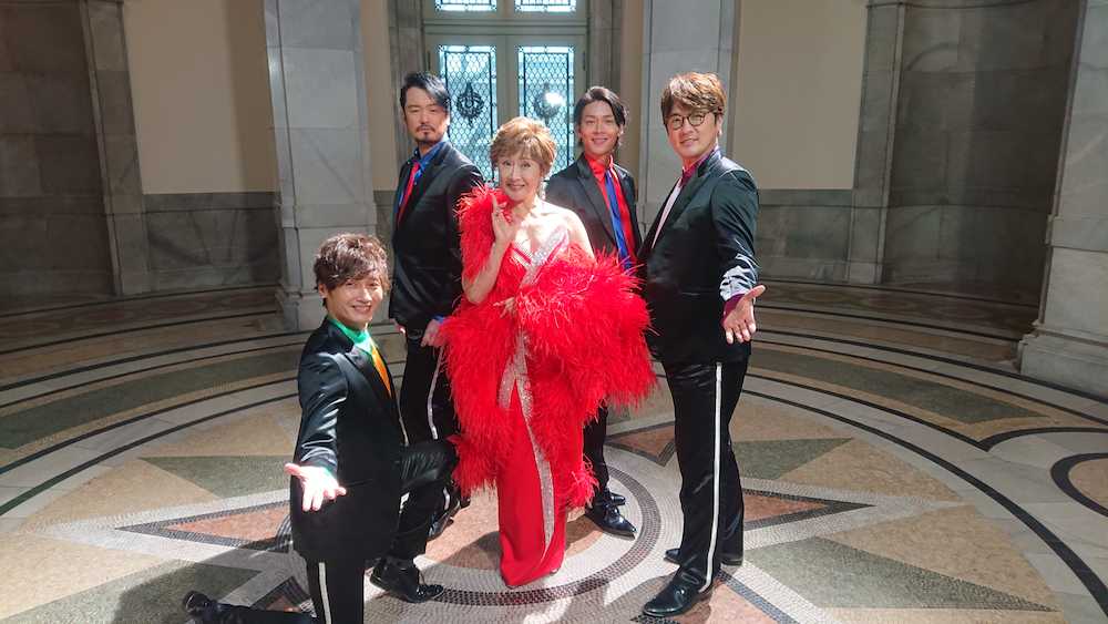小林幸子（中央）の新曲「ポーカーフェイスにさよなら」のミュージックビデオに出演した「純烈」の４人。左から、後上翔太、小田井涼平、白川裕二郎、酒井一圭