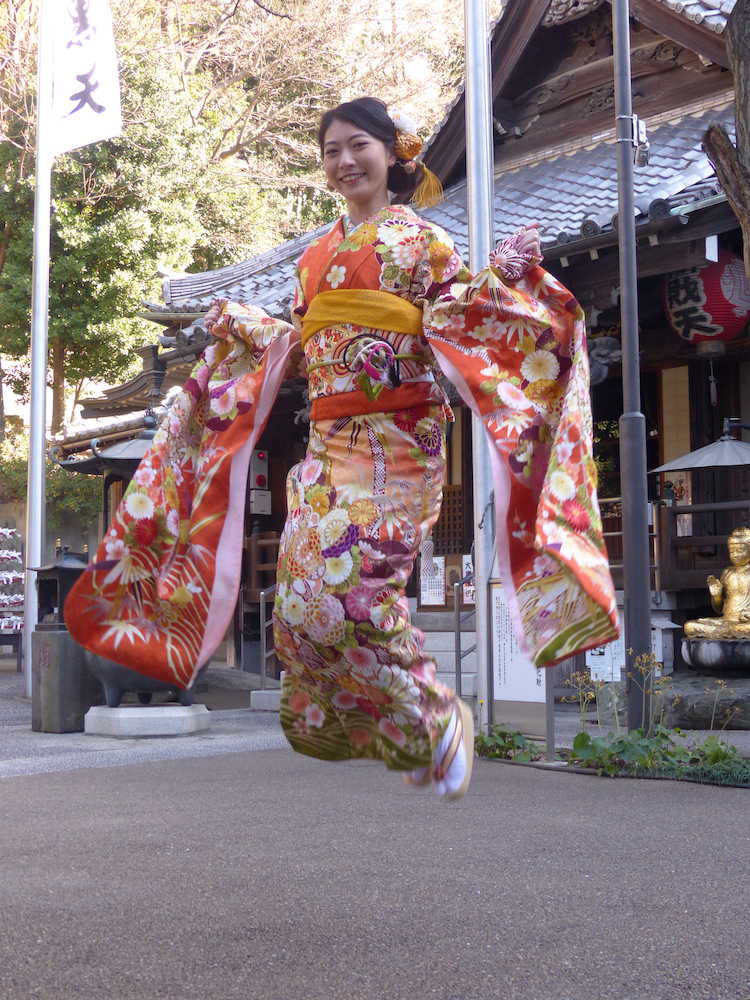 東京・目黒の大円寺でヒロインを務めた映画「笑顔の向こうに」のヒット祈願で晴れ着でジャンプする安田聖愛