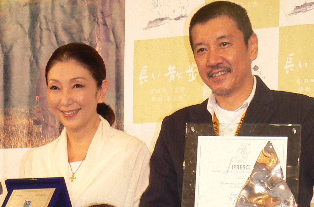 俳優の奥田瑛二（右）と妻の安藤和津
