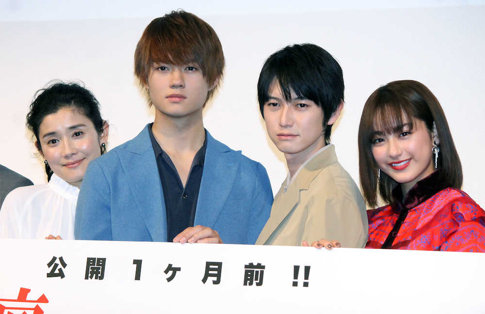 映画「凛」のプレミア試写会に出席した（左から）石田ひかり、佐野勇斗、本郷奏多、平祐奈