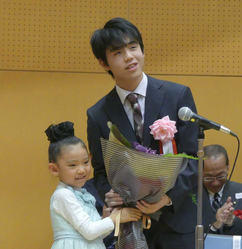 「藤井聡太七段を応援する会」で６歳の女の子から花束を贈呈される藤井聡太七段