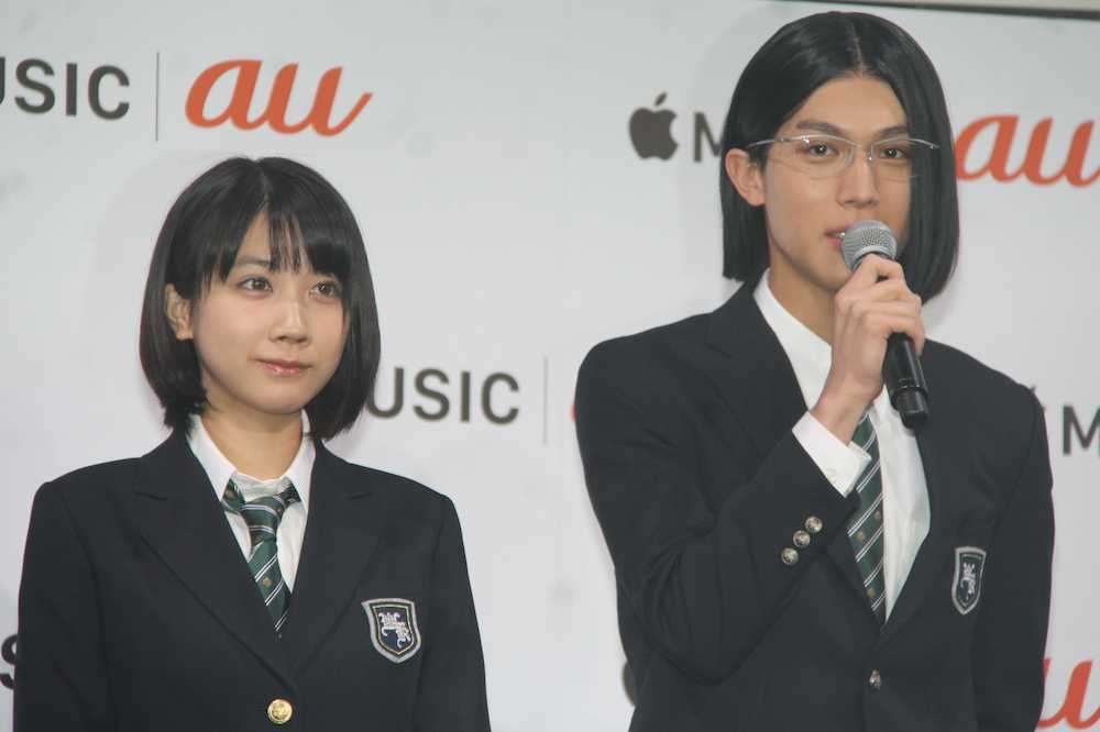「ａｕ×ｍｕｓｉｃ　２０１９」新ＣＭ発表会に出席した松本穂香（左）と中川大志