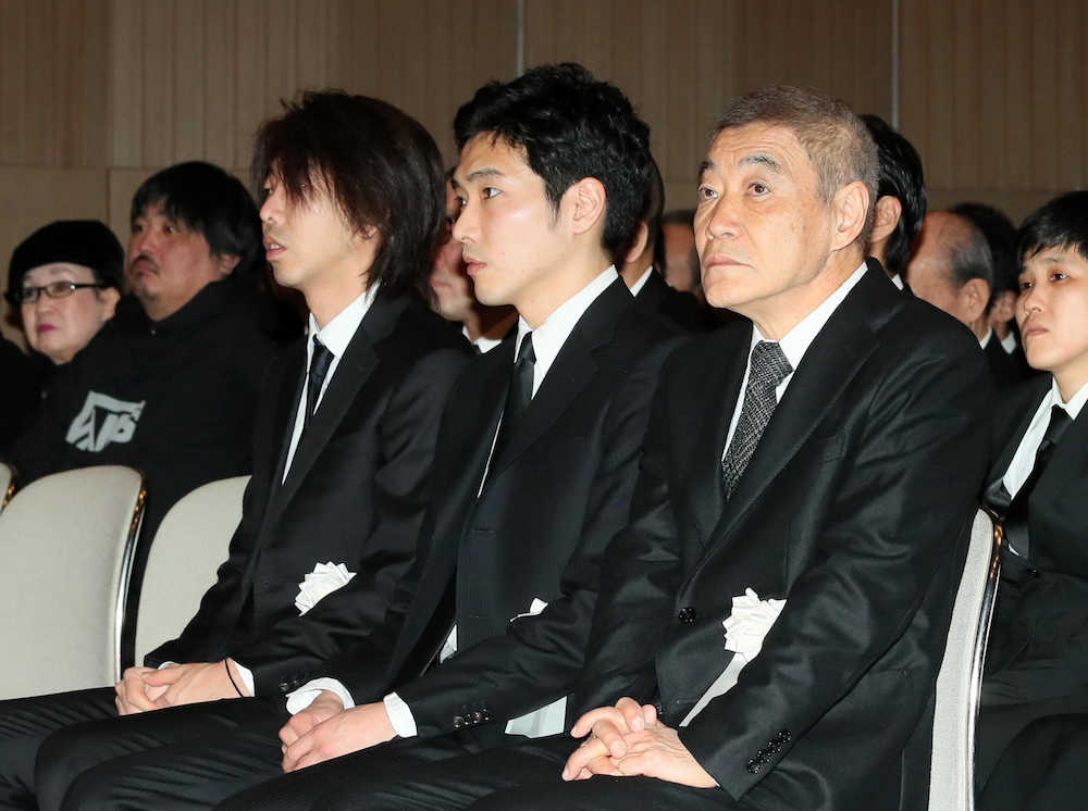 角替和枝さんお別れの会に参列した（左から）次男の柄本時生、長男の柄本佑、喪主の柄本明