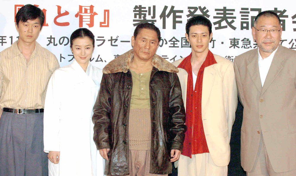 「血と骨」（０４年）に出演していた新井浩文容疑者（左端）