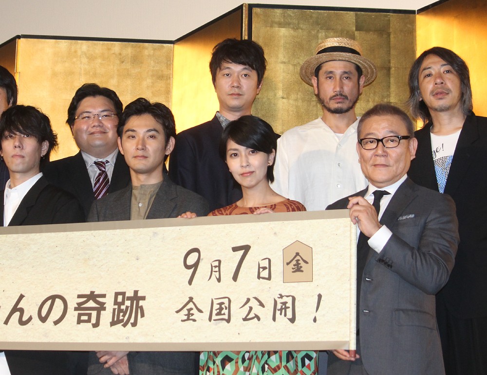 昨年７月、映画「泣き虫しょったんの奇跡」の完成披露舞台あいさつに出席した新井浩文容疑者（後列左端）