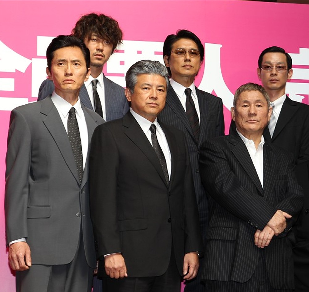 映画「アウトレイジ　ビヨンド」で新井浩文容疑者（後列左）とタッグを組んだビートたけし（前列右）