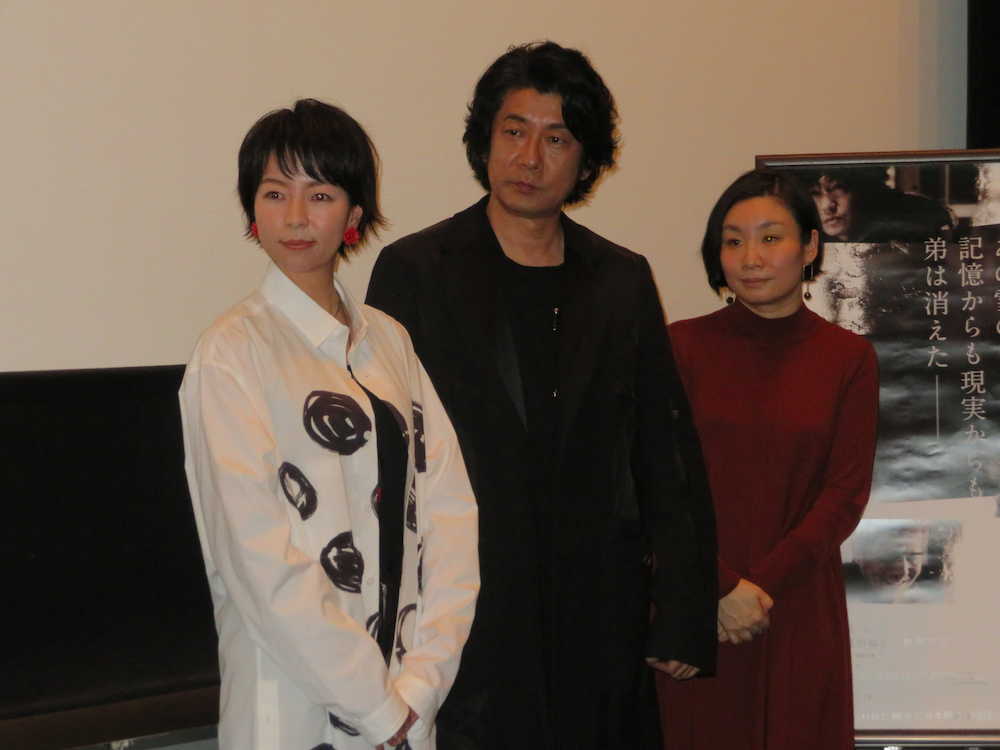 大阪市内で映画「赤い雪　Ｒｅｄ　Ｓｎｏｗ」の公開記念舞台あいさつを行った（左から）菜葉菜、永瀬正敏、甲斐さやか監督