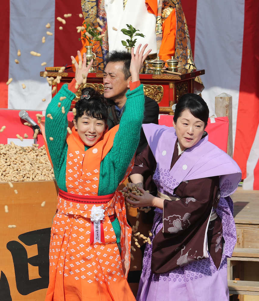 成田山大阪別院の節分祭に参加した（左から）安藤サクラ、松坂慶子（撮影・後藤　正志）