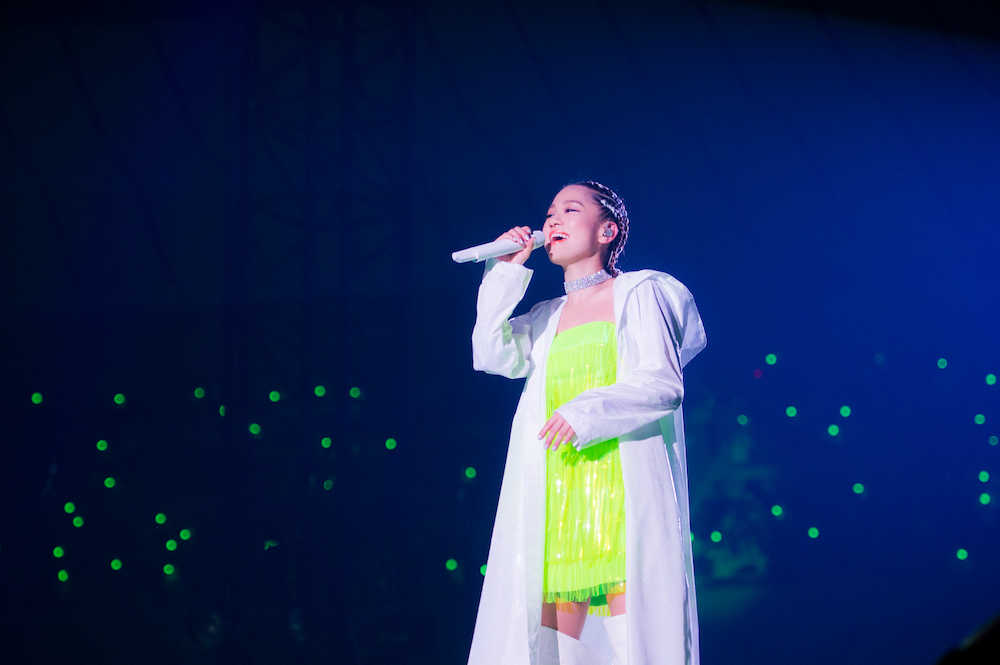音楽活動休止前最後のコンサートを横浜アリーナで開催した西野カナは、ファンに笑顔で別れを告げる
