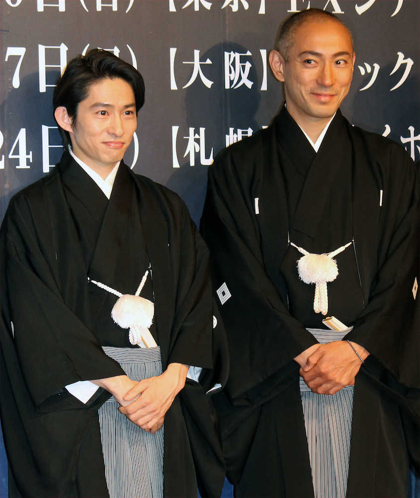 六本木歌舞伎の製作発表に臨んだ三宅健（左）と市川海老蔵