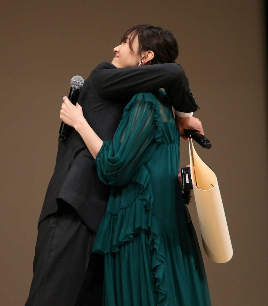 【画像・写真】主演男優賞の舘ひろし、かつての娘役・新垣結衣とハグ　来年の司会は「ハズキルーペが必要」