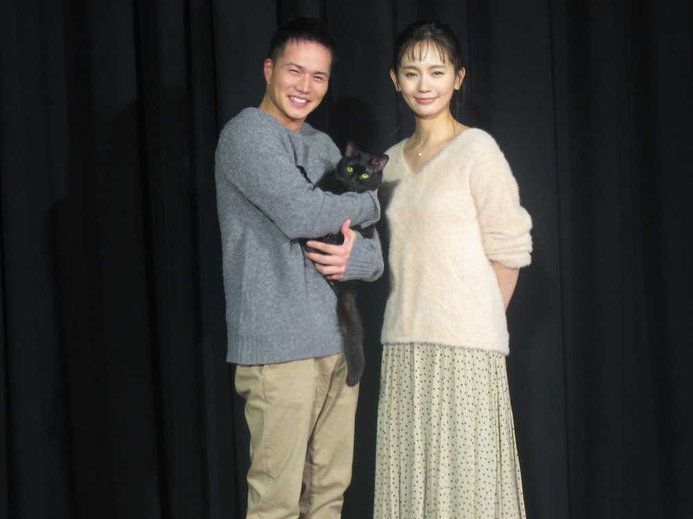 ＮＨＫ・ＢＳプレミアムのドラマ「捨て猫に拾われた男」の試写会に出席した市原隼人（左）と中村ゆり