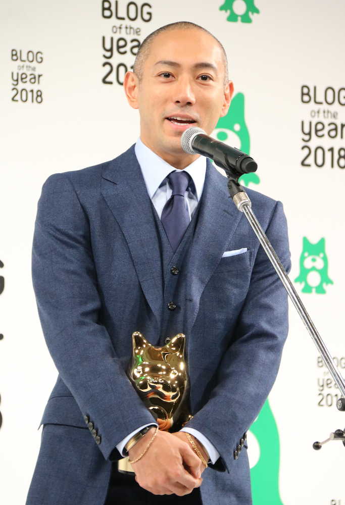 【画像・写真】市川海老蔵　麻央さんに続く栄冠　トロフィー手に「並べて家に飾れることがうれしい」