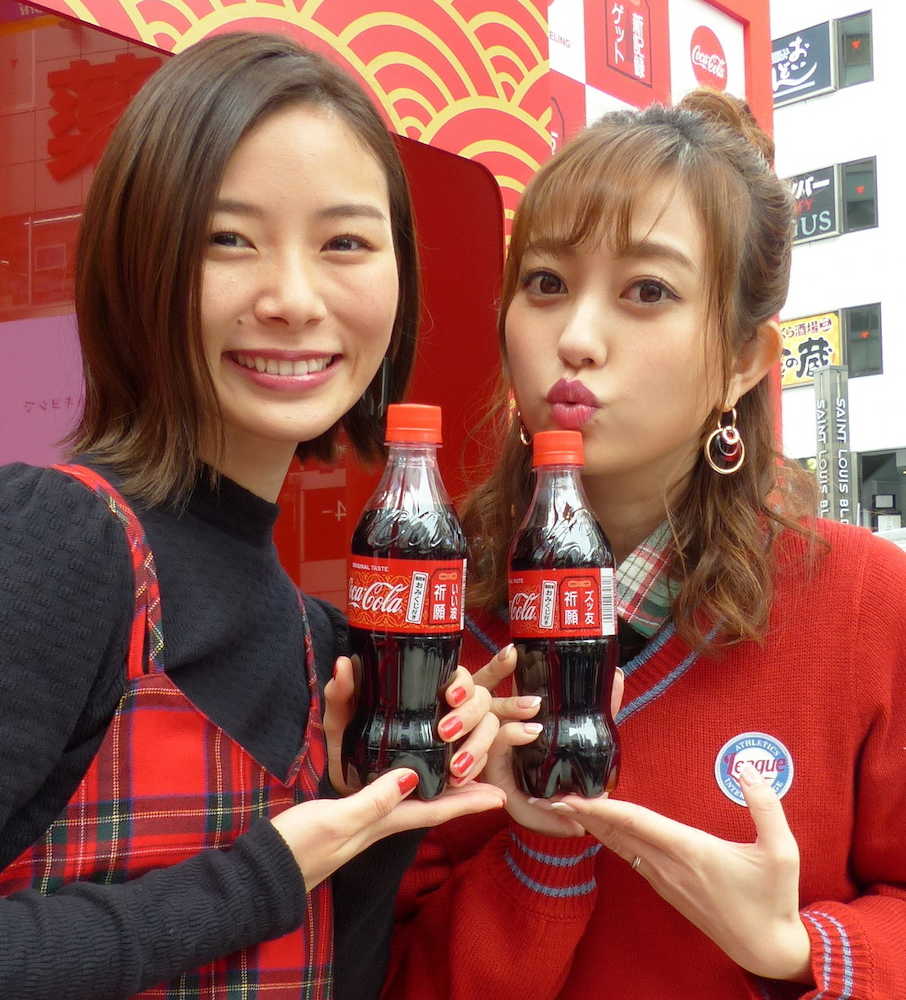 コーラを手に笑顔の朝日奈央（左）と菊地亜美