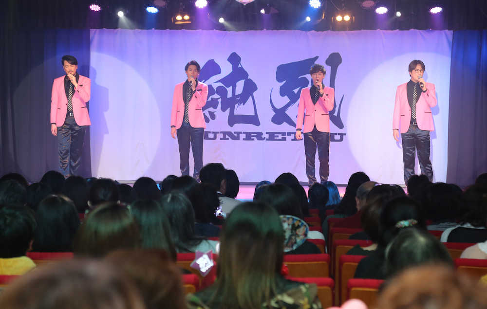 ライブで熱唱する「純烈」の（左から）小田井涼平、白川裕二郎、後上翔太　酒井一圭（撮影・後藤　正志）