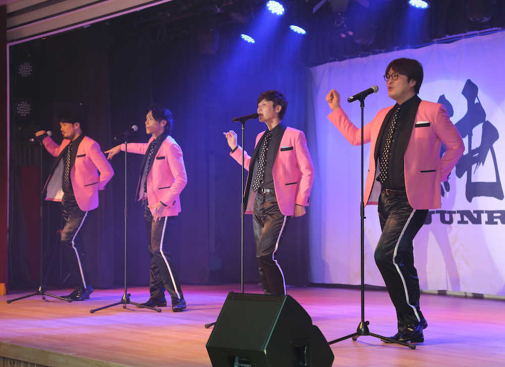 ライブで熱唱する純烈の（左から）小田井涼平、白川裕二郎、後上翔太、酒井一圭（撮影・後藤　正志）