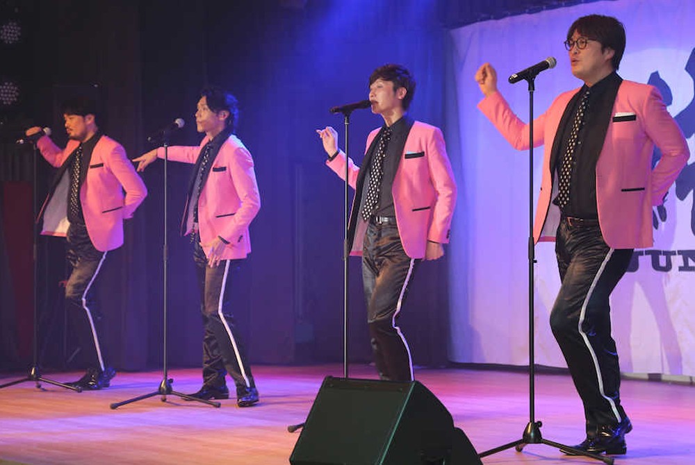 ライブで熱唱する（左から）小田井涼平、白川裕二郎、後上　翔太、酒井一圭（撮影・後藤　正志）