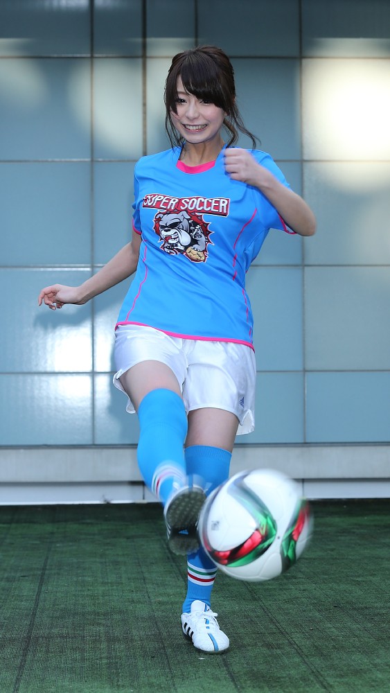 さわやかなブルーとピンクのユニホーム姿でサッカーボールを蹴るＴＢＳ宇垣美里アナ