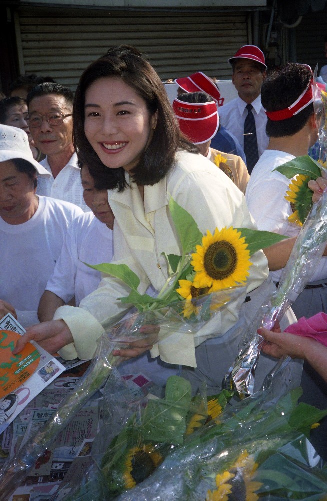 【画像・写真】ＮＨＫ「ひまわり」イベントに詰めかけたファンにひまわりと記念グッズを手渡す松嶋菜々子
