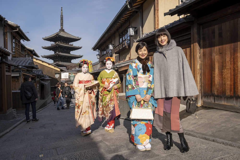 京都・法観寺八坂の塔や舞妓さんを背景に観光名所での撮影を満喫する吉永小百合と天海祐希