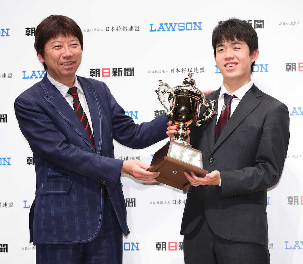 【画像・写真】藤井聡太七段　渡辺明棋王下し朝日杯２連覇達成！「落ち着いて自分の将棋を指すことができた」
